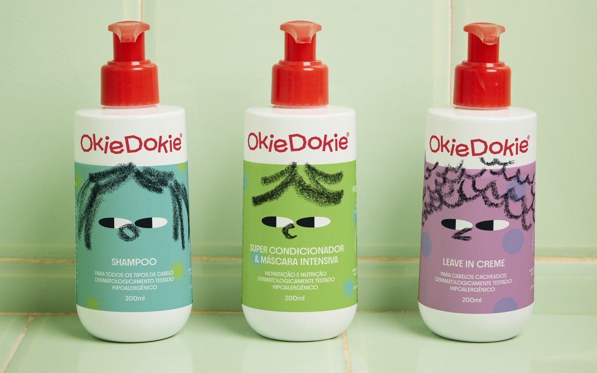 Shampoo, super condicionador e leave-in creme lado a lado sobre azulejo verde