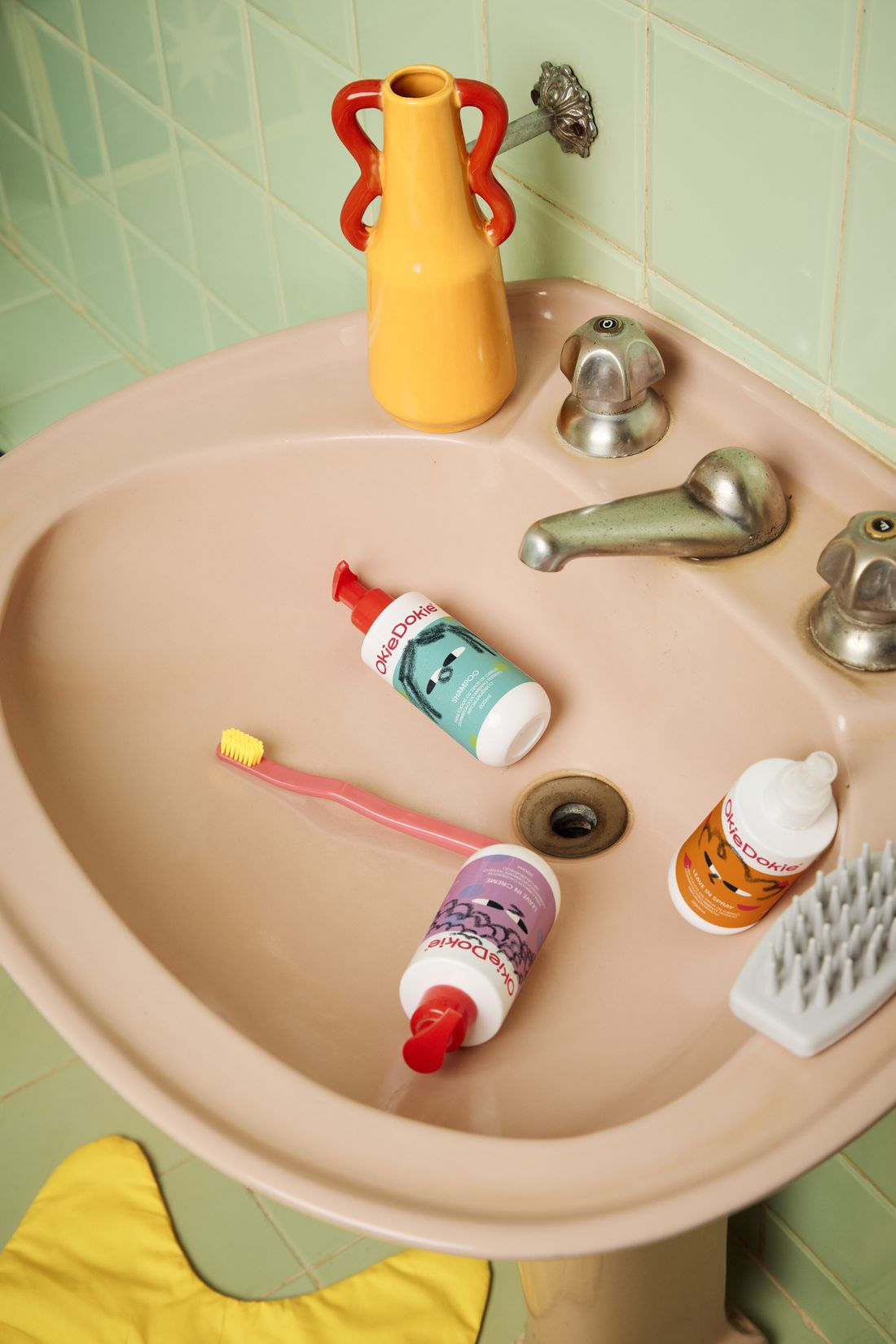 Produtos da linha espalhados em uma pia rosa vintage
